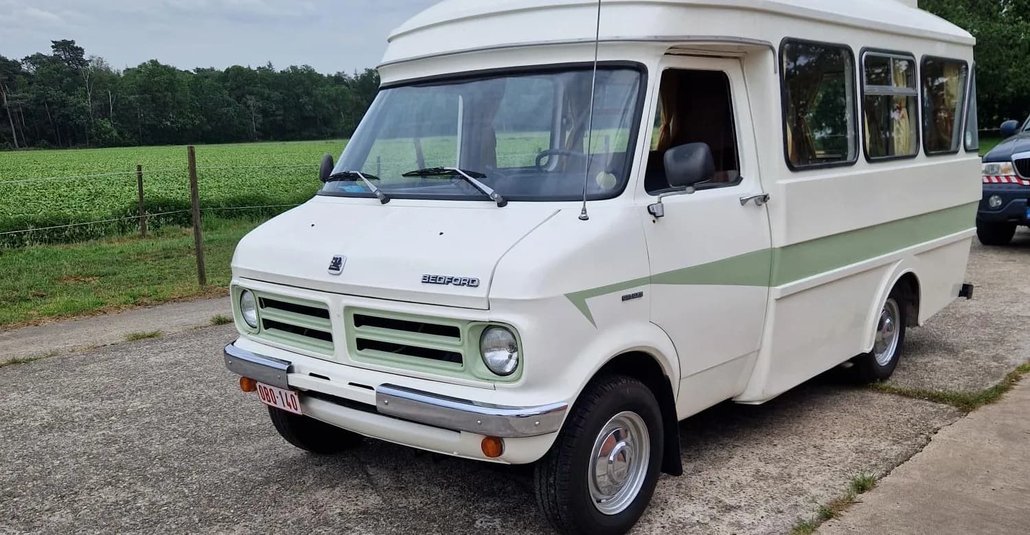 Werkplaatswerk aan een klassieke Martini Racing Lancia
