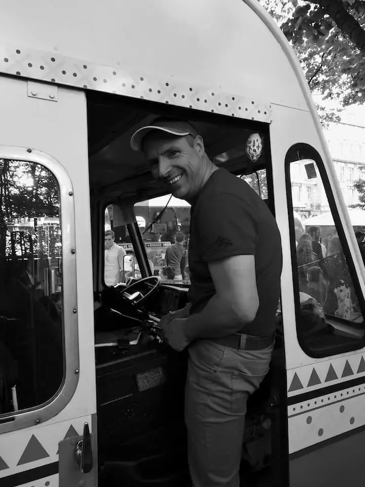 Filip Peeters leunt uit een klassieke wagen