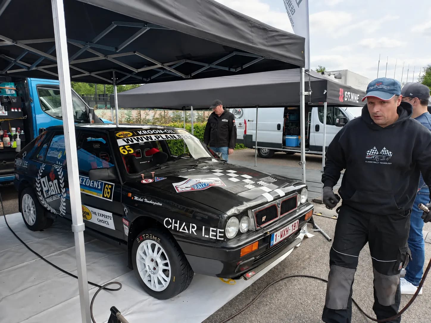 Rally assistance bij een Lancia Delta Integrale onder de servicetent
