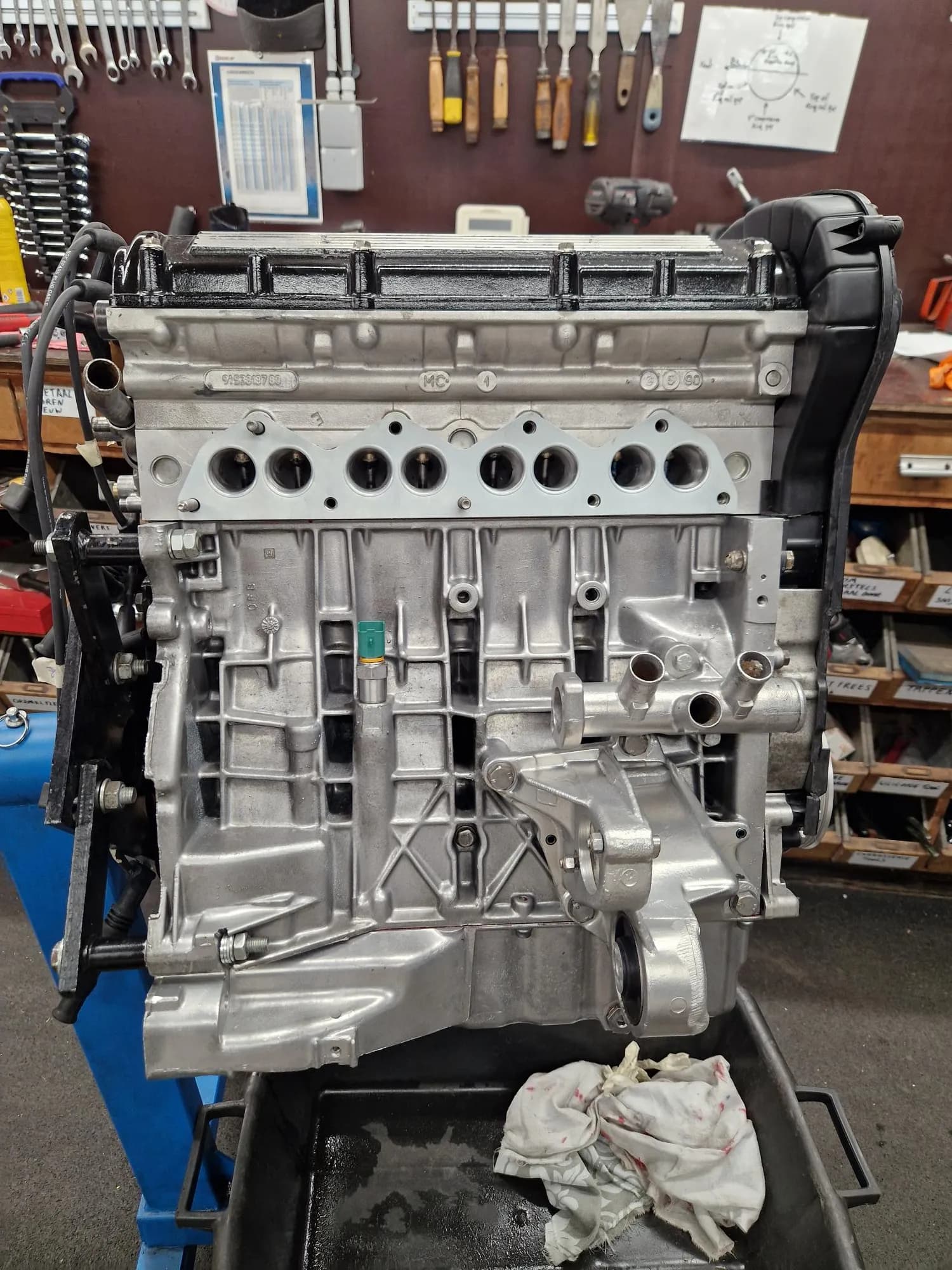 Hoogtoerige Cosworth-rallymotor in de werkplaats