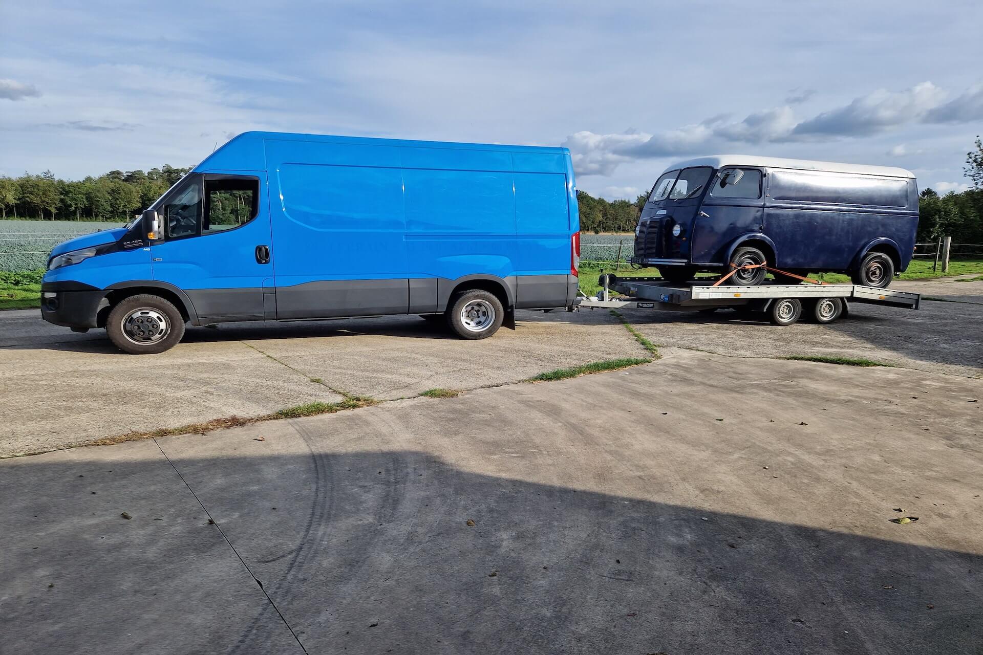 Peugeot D4A in hal met service op trailer